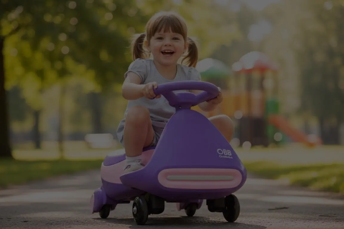 Menina no Carrinho Elétrico Rolimã 360° Rosa/Roxo no parque